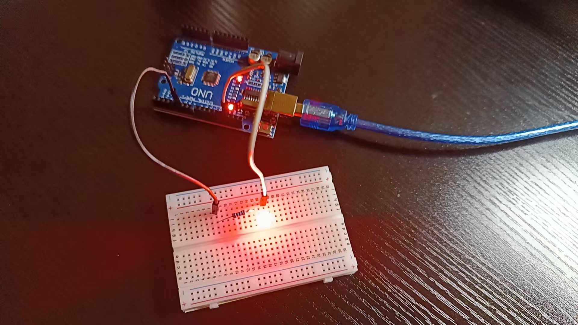 02x面包板和LED